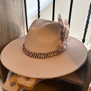 Elegant Cream Fedora with Patterned Feather